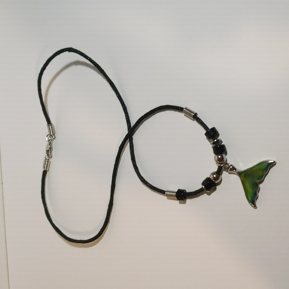 Whale tail necklace - Picture 2 of 3